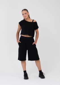 cropped studio tee black t-shirt